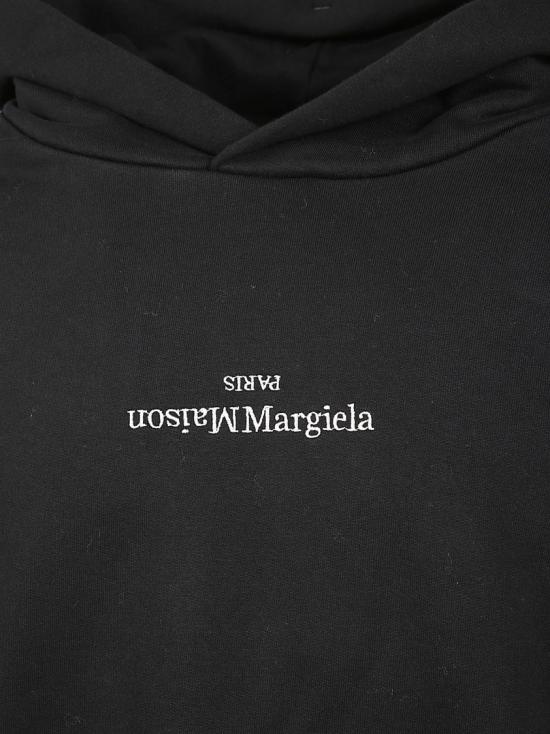 25FW 마르지엘라 업사이드 다운 자수 로고 후드 S50GU0167MS25503962 Black - MAISON MARGIELA