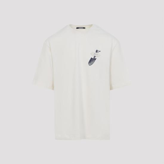 26SS 자크뮈스 폴로 티셔츠 TSM00623AJ00226 1NZ EMBROIDERED SHOVEL NUDE NEUTRALS - JACQUEMUS