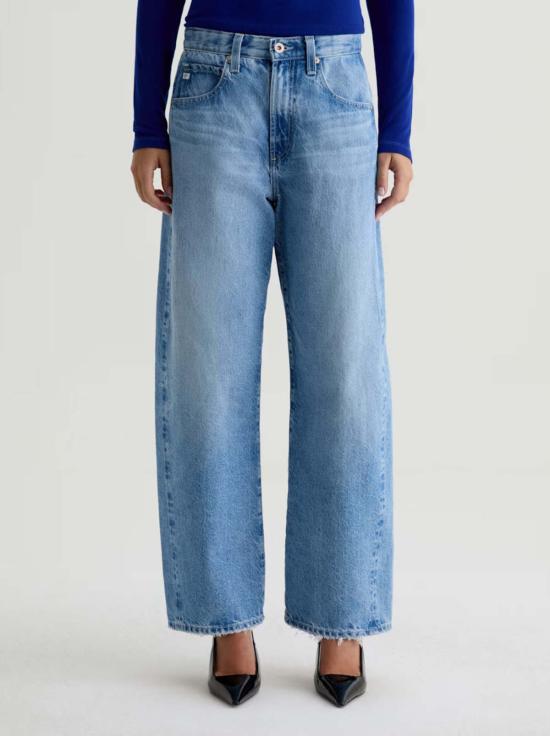  아드리아노 골드슈미드 데님 팬츠 블루프린트 청바지를 입은  해티