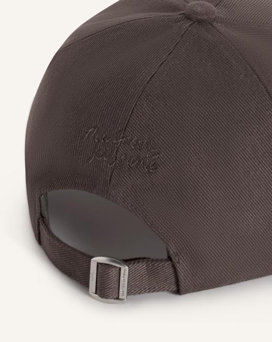 26SS 메종키츠네 볼드 폭스 헤드 6P 캡 MM06104WW0096 0453 Beluga - MAISON KITSUNE