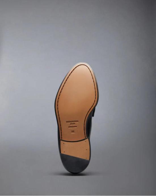  톰브라운 로퍼 톰 브라운 스파졸라토 플리츠 바시티  블랙 - THOM BROWNE