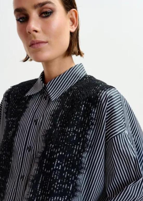  에센셜앤트워프 블라우스 에센셜 앤트워프 이산 레이스 트림 버튼다운 탑 블랙 - ESSENTIEL ANTWERP