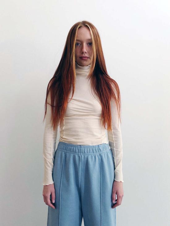  베이스레인지 터틀넥 오마토  탑 오프 화이트