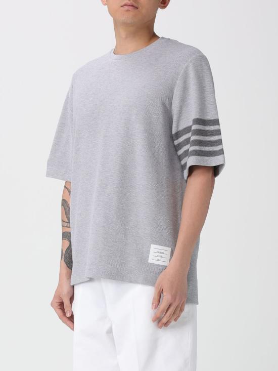 26SS 톰브라운 저지 릴렉스드 사이드 슬릿 티 MJS067A00042 055 Grey - THOM BROWNE