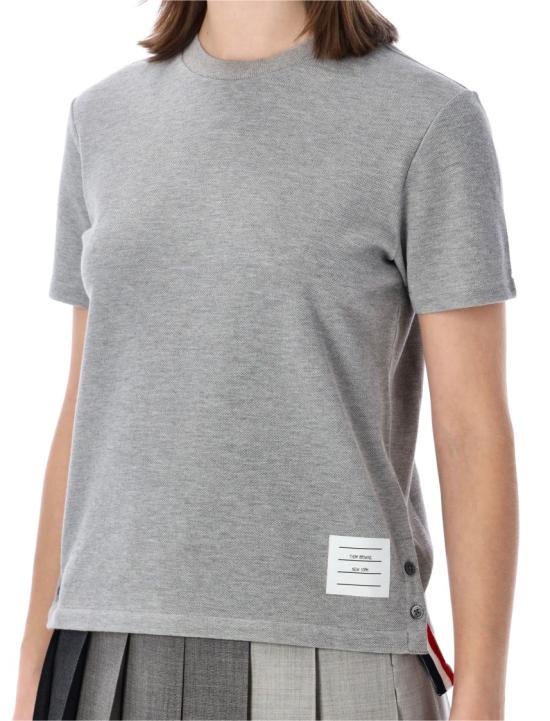 26SS 톰브라운 클래식 코튼 피케 릴렉스 핏 센터 백 스트라이프 숏슬리브 티셔츠 FJS013A00050 Grey - THOM BROWNE