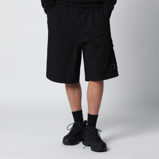 26SS 씨피 컴퍼니 스트레치 사틴 카고 렌즈 쇼츠 20CMBE127A110325G Black
