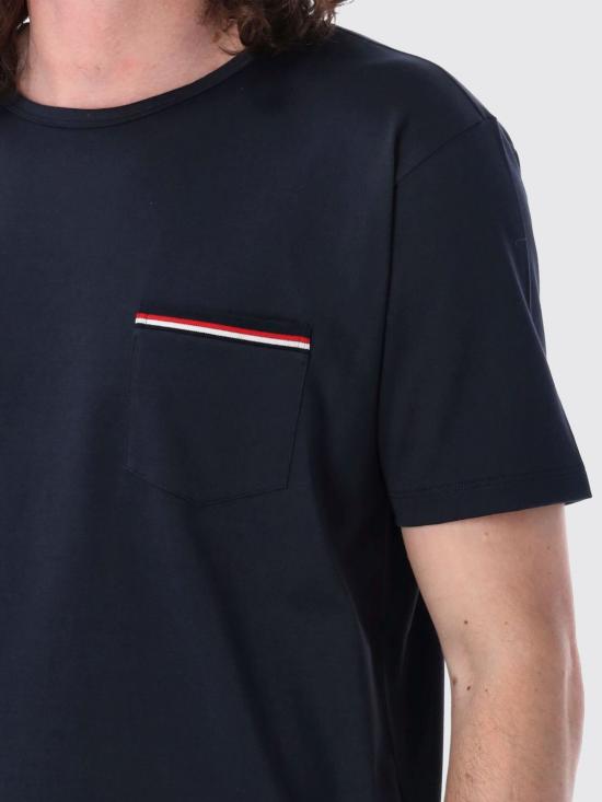 26SS 톰브라운 미디움 웨이트 저지 팁 포켓 크루넥 티셔츠 MJS010A01454 415 Blue - THOM BROWNE