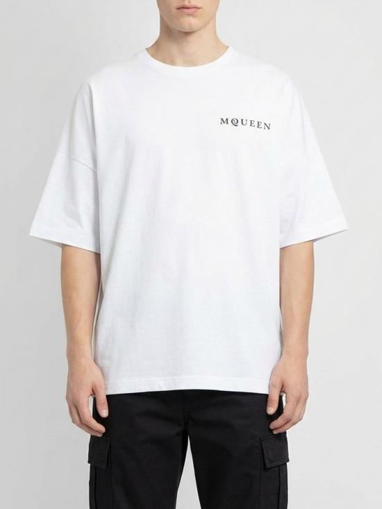 26SS 알렉산더 맥퀸 반팔 티셔츠 828434QTADE 0909 White