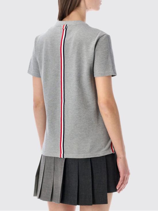 26SS 톰브라운 클래식 코튼 피케 릴렉스 핏 센터 백 스트라이프 숏슬리브 티셔츠 FJS013A00050 055 Grey - THOM BROWNE