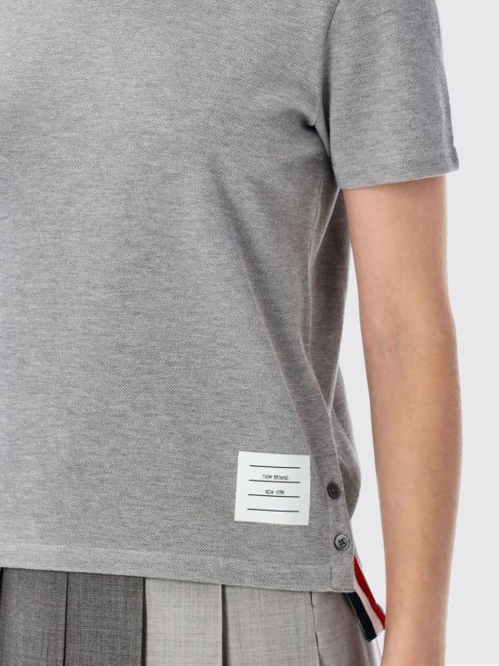 26SS 톰브라운 클래식 코튼 피케 릴렉스 핏 센터 백 스트라이프 숏슬리브 티셔츠 FJS013A00050 055 Grey - THOM BROWNE