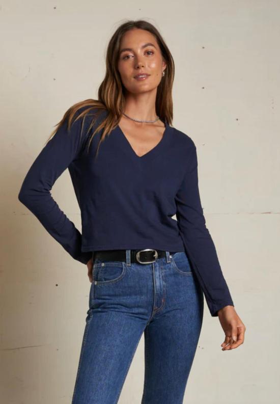  퍼펙트 화이트 티 긴팔 티셔츠 퍼펙트화이트티 피오나 긴팔 재활용 면 브이넥 티셔츠 네이비