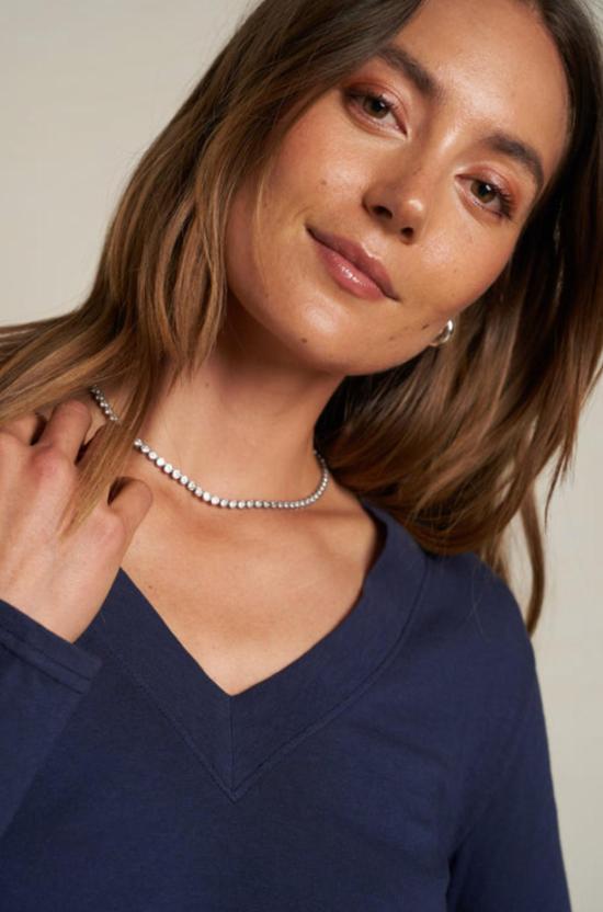  퍼펙트 화이트 티 긴팔 티셔츠 퍼펙트화이트티 피오나 긴팔 재활용 면 브이넥 티셔츠 네이비 - PERFECT WHITE TEE