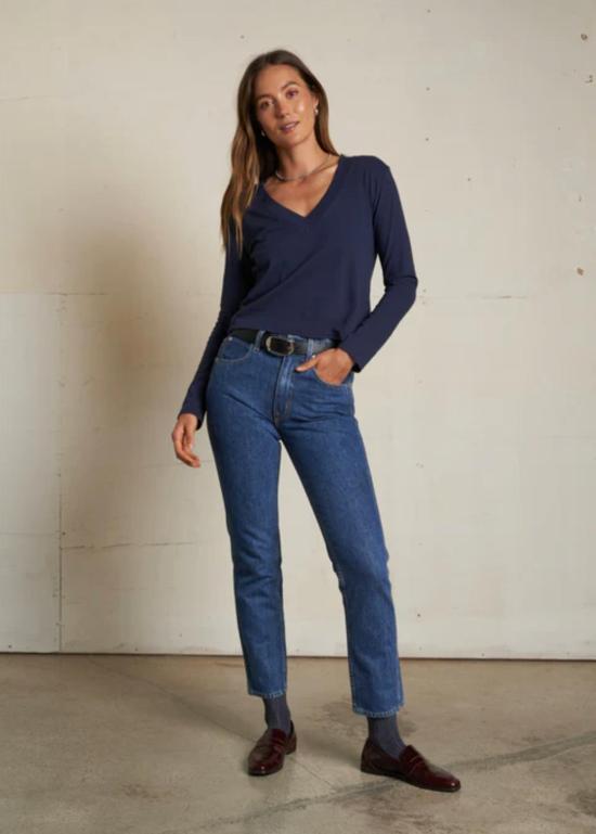  퍼펙트 화이트 티 긴팔 티셔츠 퍼펙트화이트티 피오나 긴팔 재활용 면 브이넥 티셔츠 네이비 - PERFECT WHITE TEE