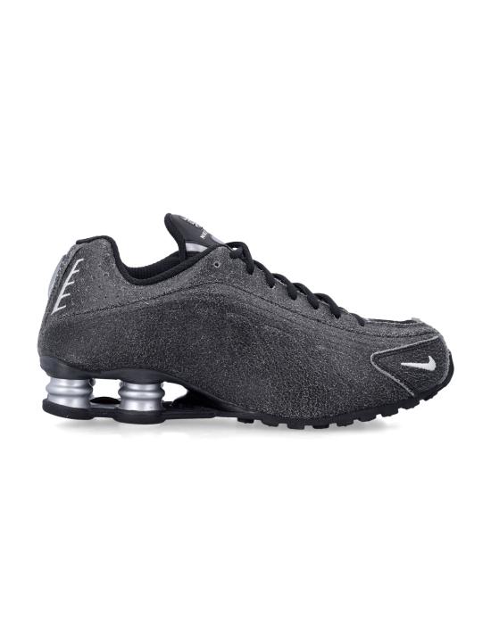 25FW 나이키 샥스 R4 스니커즈 IO4544 002 BLACK SAIL