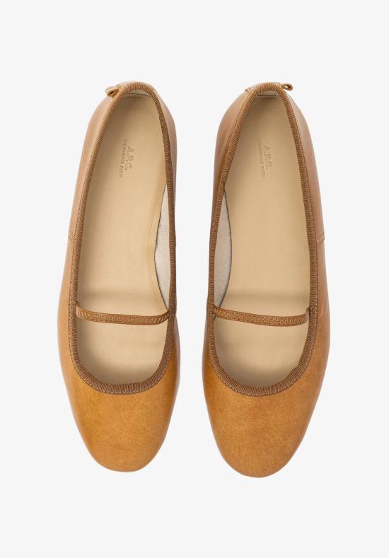 25FW 아페쎄 플랫 슈즈 PXCCFF53295 CAB CAMEL - A.P.C.