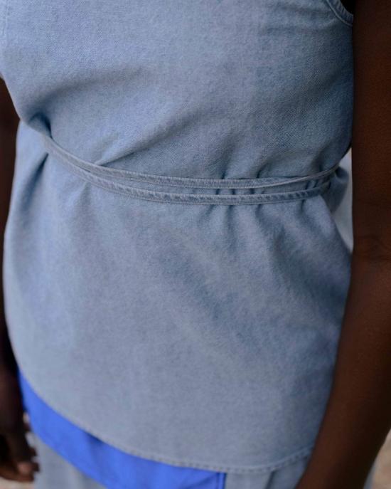  베이스레인지 블라우스 아이 탑 라이트 블루 워시 - BASERANGE