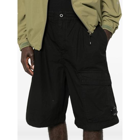 26SS 씨피 컴퍼니 스트레치 사틴 카고 렌즈 쇼츠 MBE127A11 0325G 999 BLACK - C.P. COMPANY