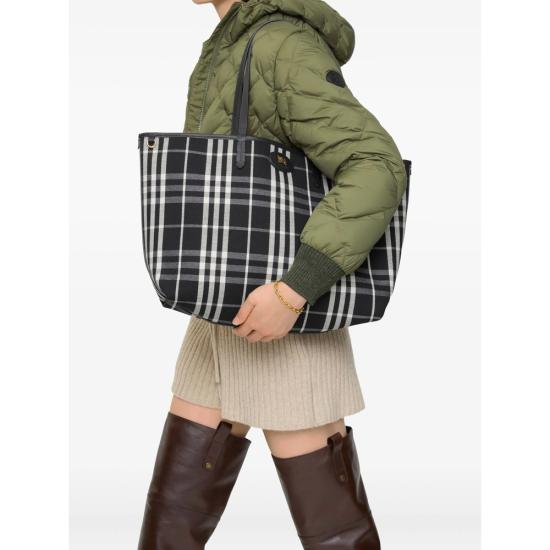 26SS 버버리 미디움 리버시블 블룸즈버리 토트백 8119606 LL MD REVE A1189 BLACK WHITE