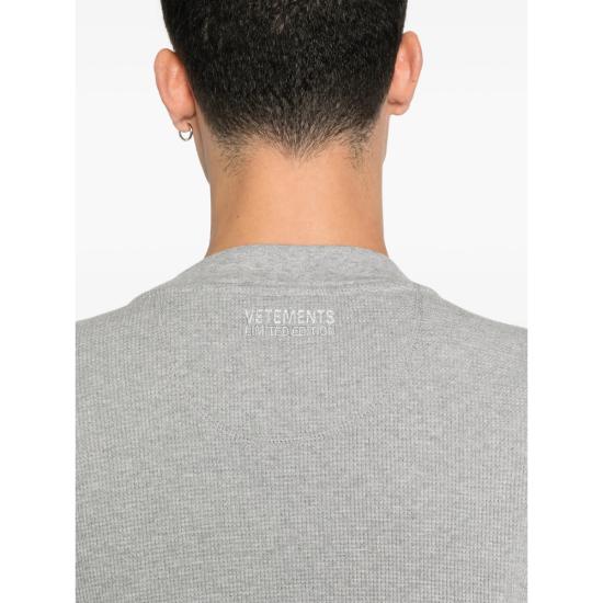 26SS 베트멍 스웨터 ME76LS181G GREYM GREY BLACK - VETEMENTS