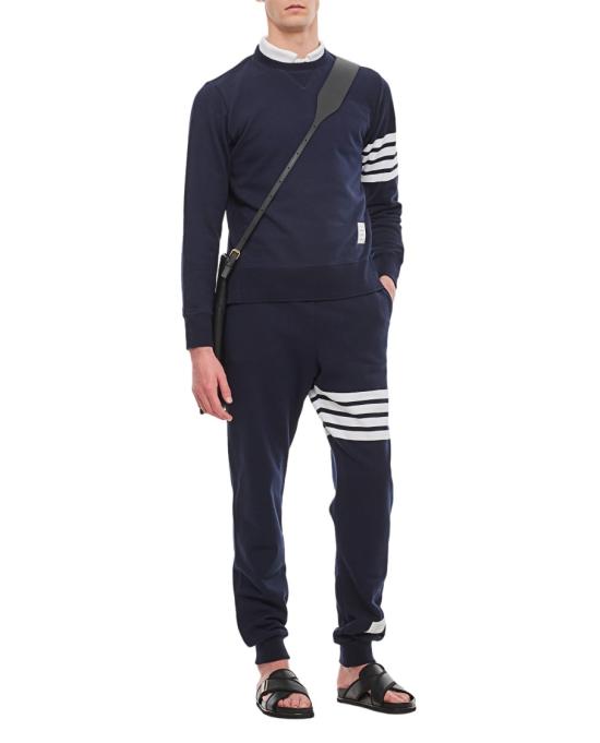  톰브라운 로고 패치 엔지니어드 4바 스웨트셔츠 MJT021H00535461 Blue - THOM BROWNE