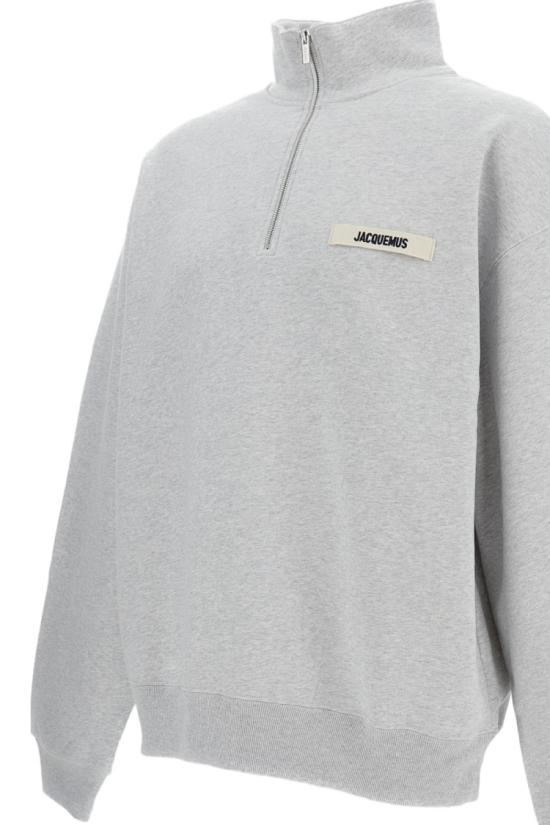 26SS 자크뮈스 하프 집업 스웨트 셔츠 SSM00313AJ00174951 Grey - JACQUEMUS