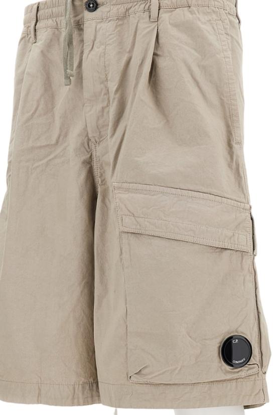 26SS 씨피 컴퍼니 스트레치 사틴 카고 렌즈 쇼츠 20CMBE127A110325G904 Neutrals - C.P. COMPANY