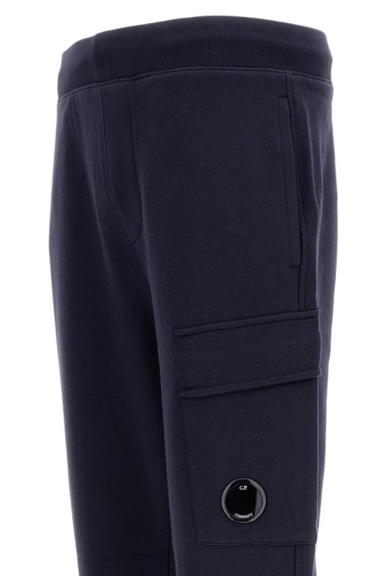 씨피 컴퍼니 다이애그널 레이즈드 플리스 카고 렌즈 스웨트팬츠 RCCMSP717A005086W888 Blue - C.P. COMPANY