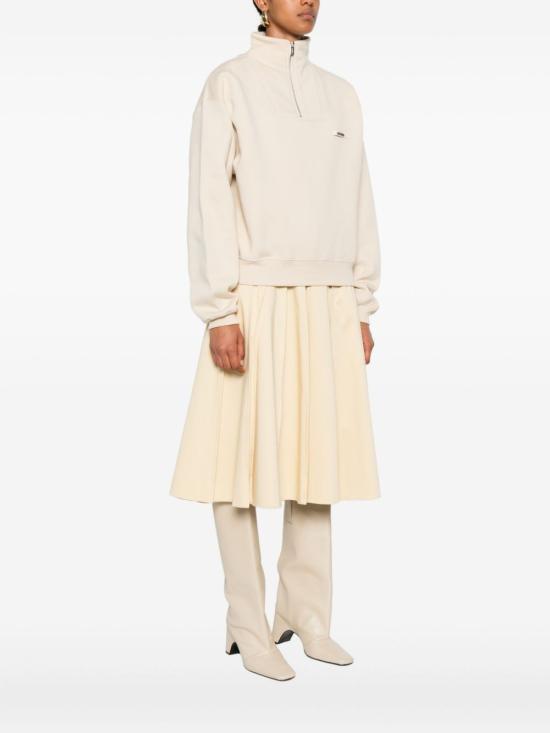 26SS 자크뮈스 그로그랭 지퍼 롤넥 스웨트 셔츠 SSW00210AJ00174 130 Beige - JACQUEMUS