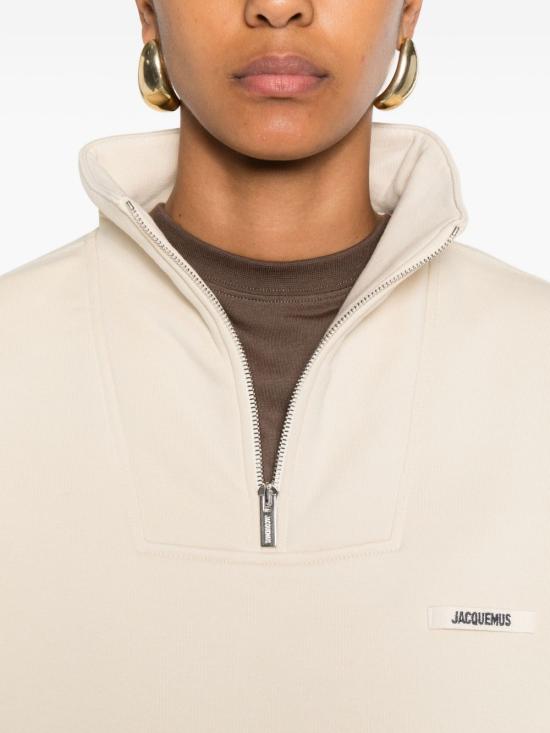 26SS 자크뮈스 그로그랭 지퍼 롤넥 스웨트 셔츠 SSW00210AJ00174 130 Beige - JACQUEMUS