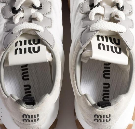 26SS 미우미우 타이어 테크니컬 스웨이드 스니커즈 5E417EF005LYW F0R3K BIANCO GRANITO - MIU MIU