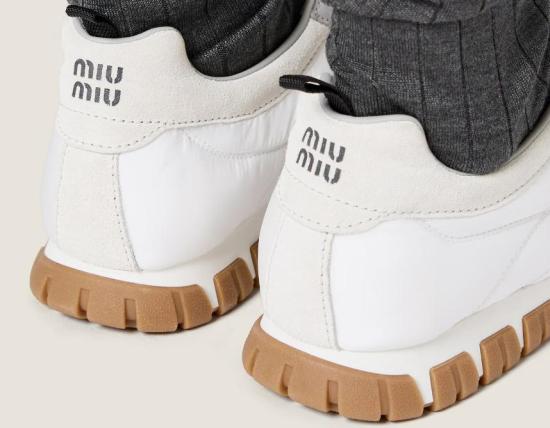 26SS 미우미우 타이어 테크니컬 스웨이드 스니커즈 5E417EF005LYW F0R3K BIANCO GRANITO - MIU MIU