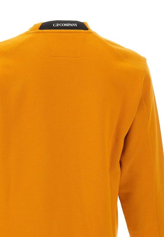26SS 씨피 컴퍼니 다이애그널 레이즈드 플리스 크루넥 렌즈 스웨트셔츠 20CMSS713A 005086W436 Orange - C.P. COMPANY