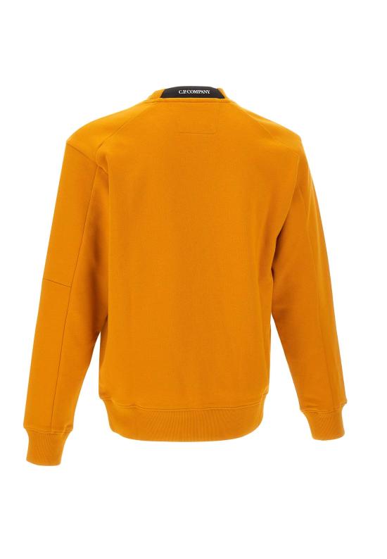 26SS 씨피 컴퍼니 다이애그널 레이즈드 플리스 크루넥 렌즈 스웨트셔츠 20CMSS713A 005086W436 Orange - C.P. COMPANY
