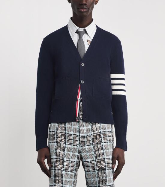 26SS 톰브라운 루나 뉴 이어 홀스 인타르시아 브이넥 울 가디건 MKC624A Y1029 415 NAVY DOM - THOM BROWNE