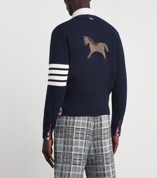 26SS 톰브라운 루나 뉴 이어 홀스 인타르시아 브이넥 울 가디건 MKC624A Y1029 415 NAVY DOM - THOM BROWNE