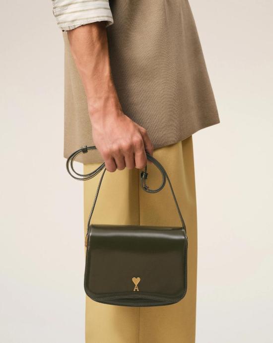 26SS 아미 스몰 하트 로고 글레이즈드 레더 파리 백 ULL717AL0139 A037 Kaki fonce - AMI