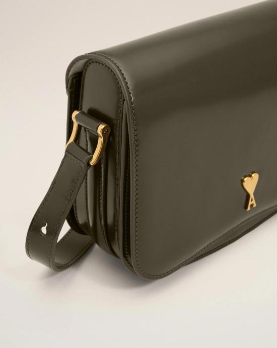 26SS 아미 스몰 하트 로고 글레이즈드 레더 파리 백 ULL717AL0139 A037 Kaki fonce - AMI