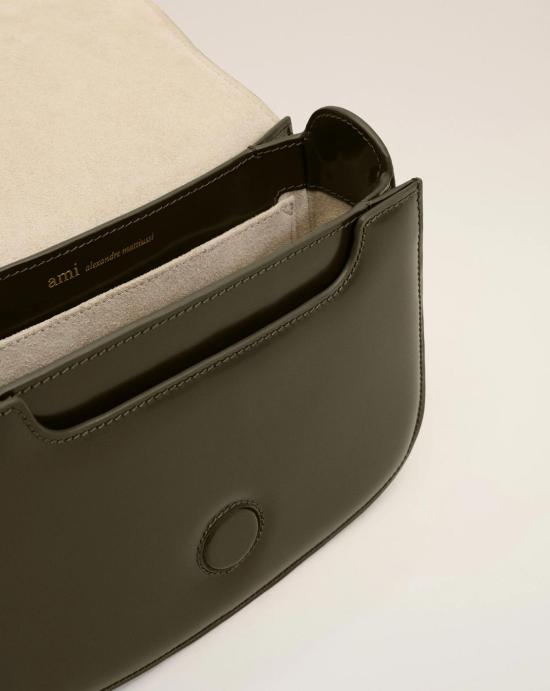 26SS 아미 스몰 하트 로고 글레이즈드 레더 파리 백 ULL717AL0139 A037 Kaki fonce - AMI