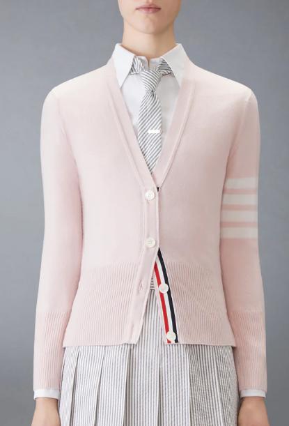 26SS 톰브라운 클래식 캐시미어 4바 브이넥 가디건 FKC001A00011 641 LIGHT PINK - THOM BROWNE
