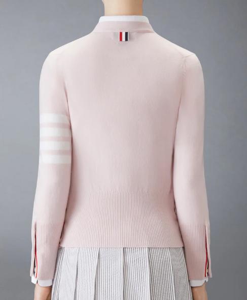 26SS 톰브라운 클래식 캐시미어 4바 브이넥 가디건 FKC001A00011 641 LIGHT PINK - THOM BROWNE