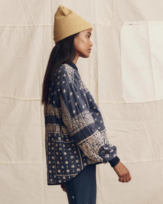  더 그레이트 봄버 자켓 . 퀼팅 봄버 재킷 네이비 반다나 프린트 - THE GREAT