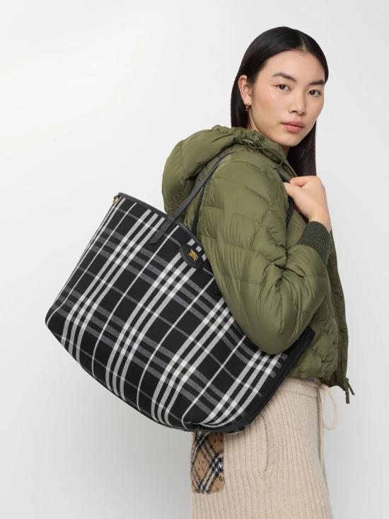 26SS 버버리 미디움 리버시블 블룸즈버리 토트백 8119606 A1189 Black - BURBERRY