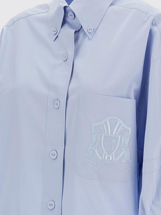 26SS 톰브라운 솔리드 포플린 크레스트 엠브로이더리 암밴드 슈퍼사이즈 셔츠 FLL079EF1004 480 Gnawed Blue - THOM BROWNE