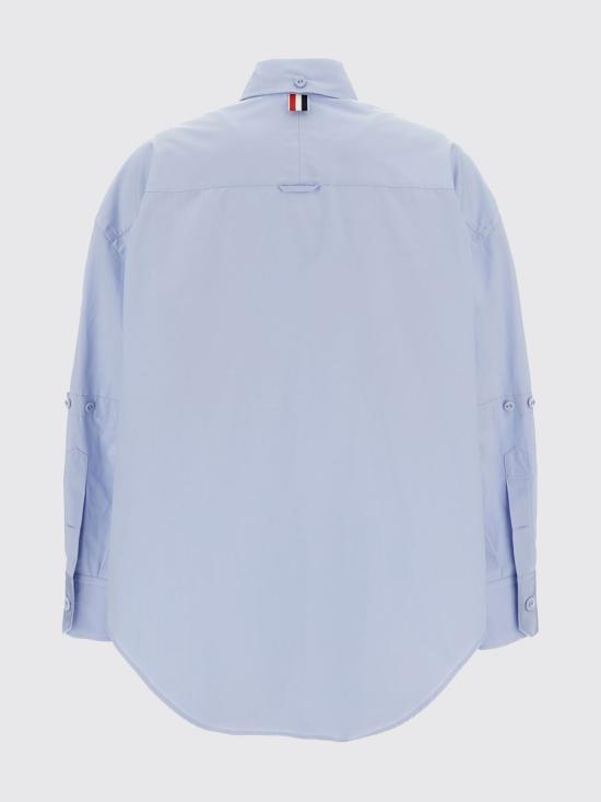 26SS 톰브라운 솔리드 포플린 크레스트 엠브로이더리 암밴드 슈퍼사이즈 셔츠 FLL079EF1004 480 Gnawed Blue - THOM BROWNE