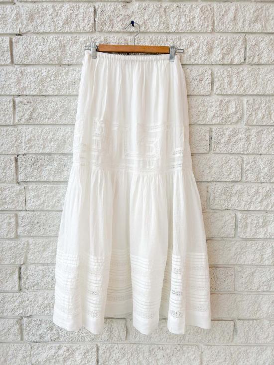  더 그레이트 롱 스커트 위대한. 빅토리아 시대풍의 하얀색