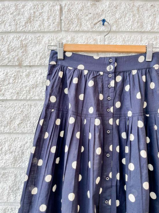  더 그레이트 롱 스커트 . 하이랜드  네이비 바탕에 크림색 물방울 무늬 - THE GREAT