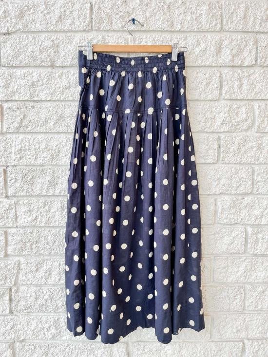  더 그레이트 롱 스커트 . 하이랜드  네이비 바탕에 크림색 물방울 무늬 - THE GREAT