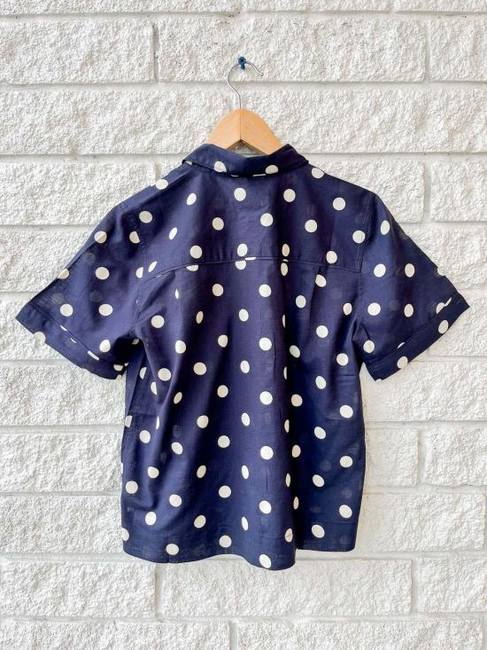  더 그레이트 블라우스 . 메신저 탑 네이비 바탕에 크림색 도트 무늬 - THE GREAT