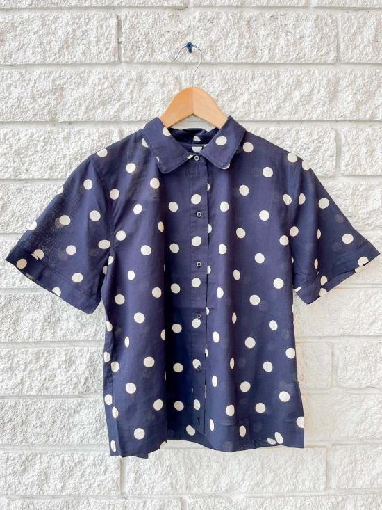  더 그레이트 블라우스 . 메신저 탑 네이비 바탕에 크림색 도트 무늬