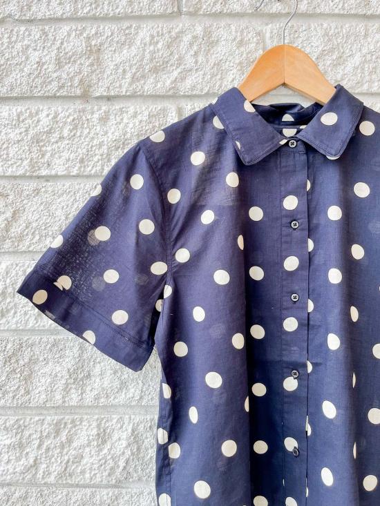  더 그레이트 블라우스 . 메신저 탑 네이비 바탕에 크림색 도트 무늬 - THE GREAT